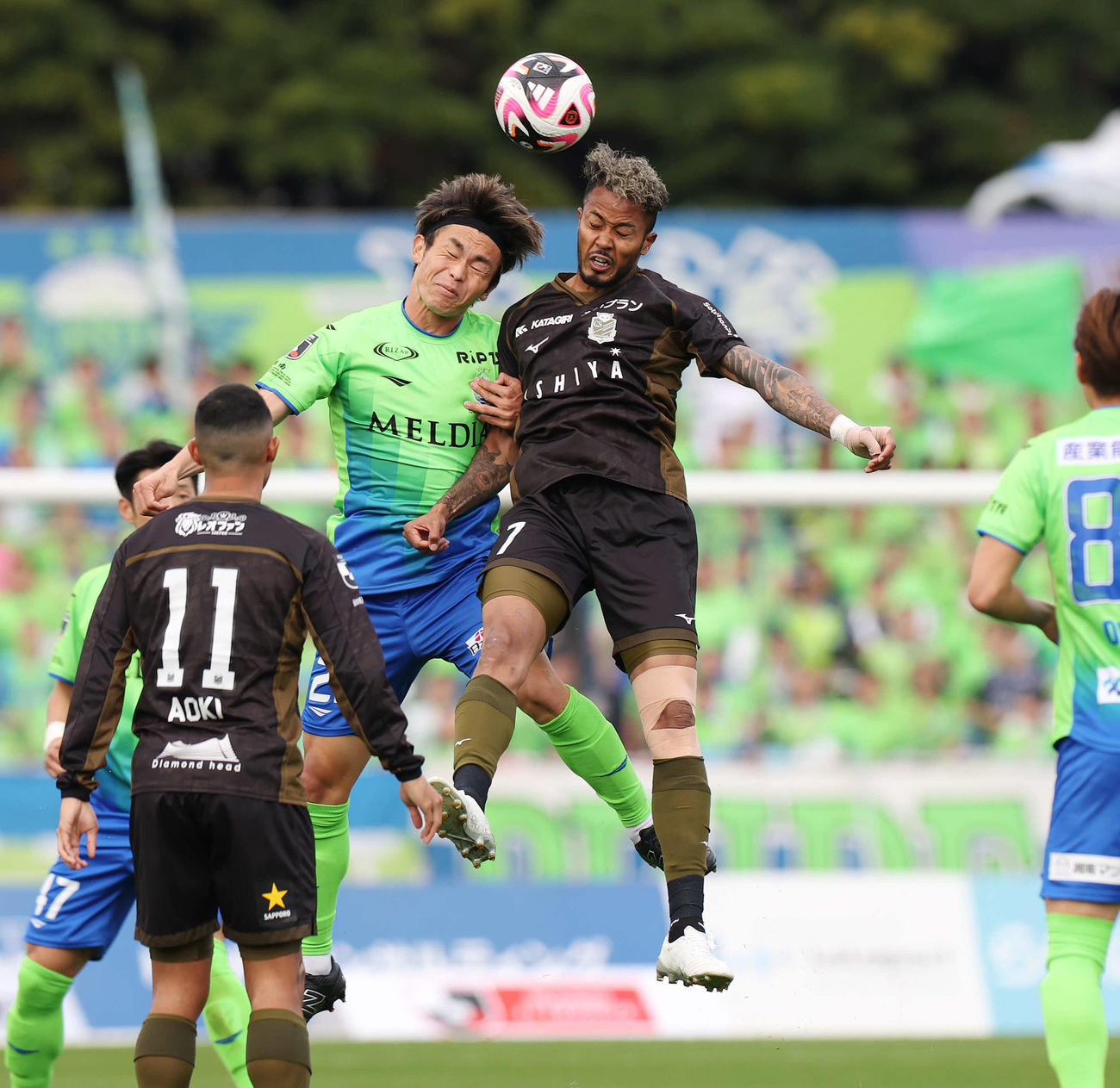 湘南対札幌　前半、競り合う湘南大岩（左）と札幌鈴木（撮影・宮地輝）