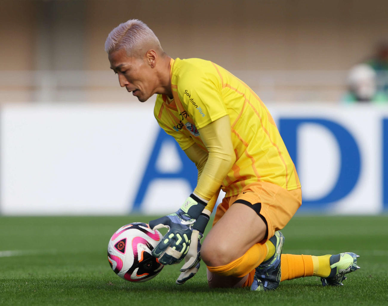 湘南対札幌　前半、シュートを止める札幌GK菅野（撮影・宮地輝）