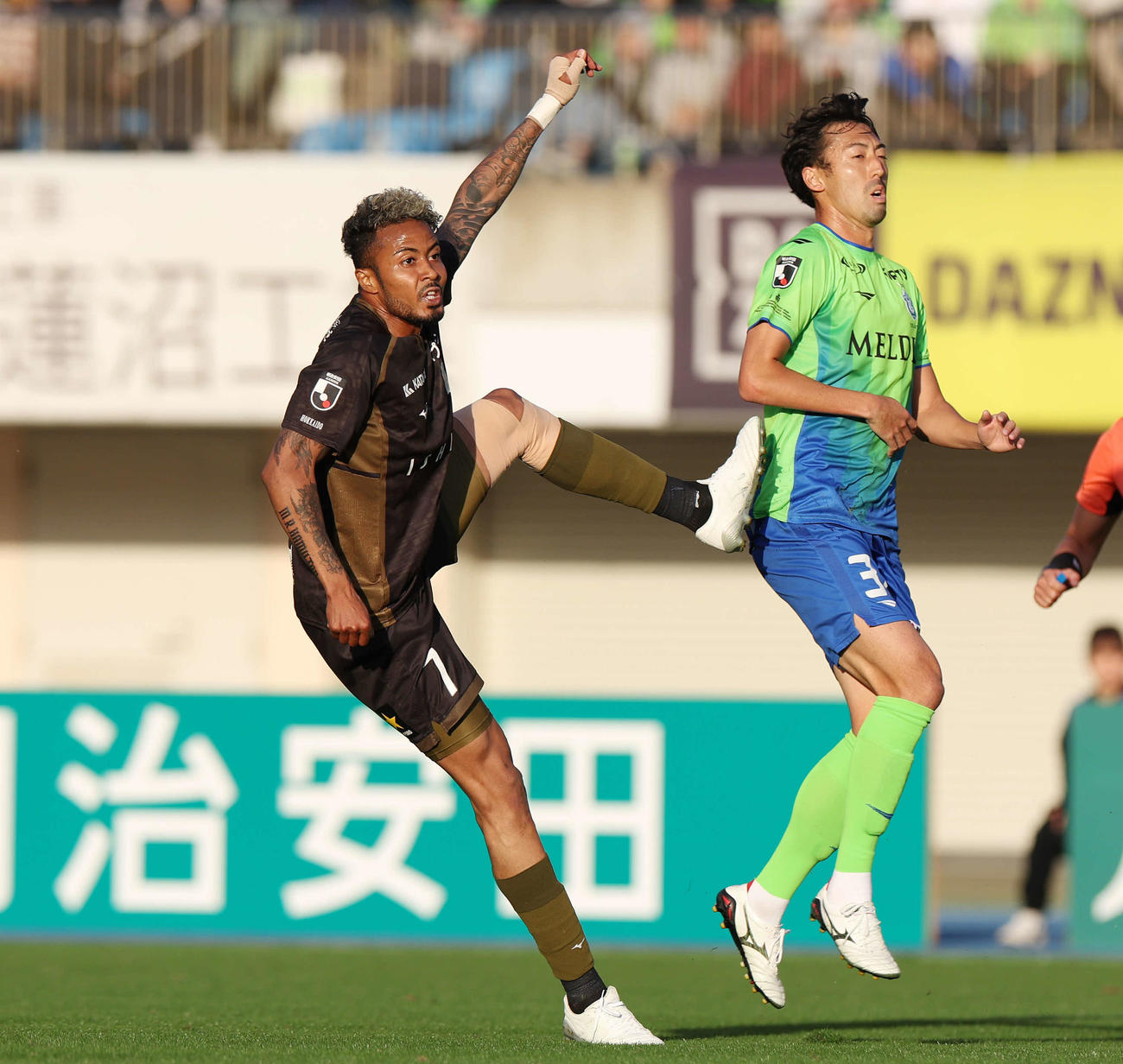 湘南対札幌　後半、シュートを放つ札幌鈴木（左）（撮影・宮地輝）