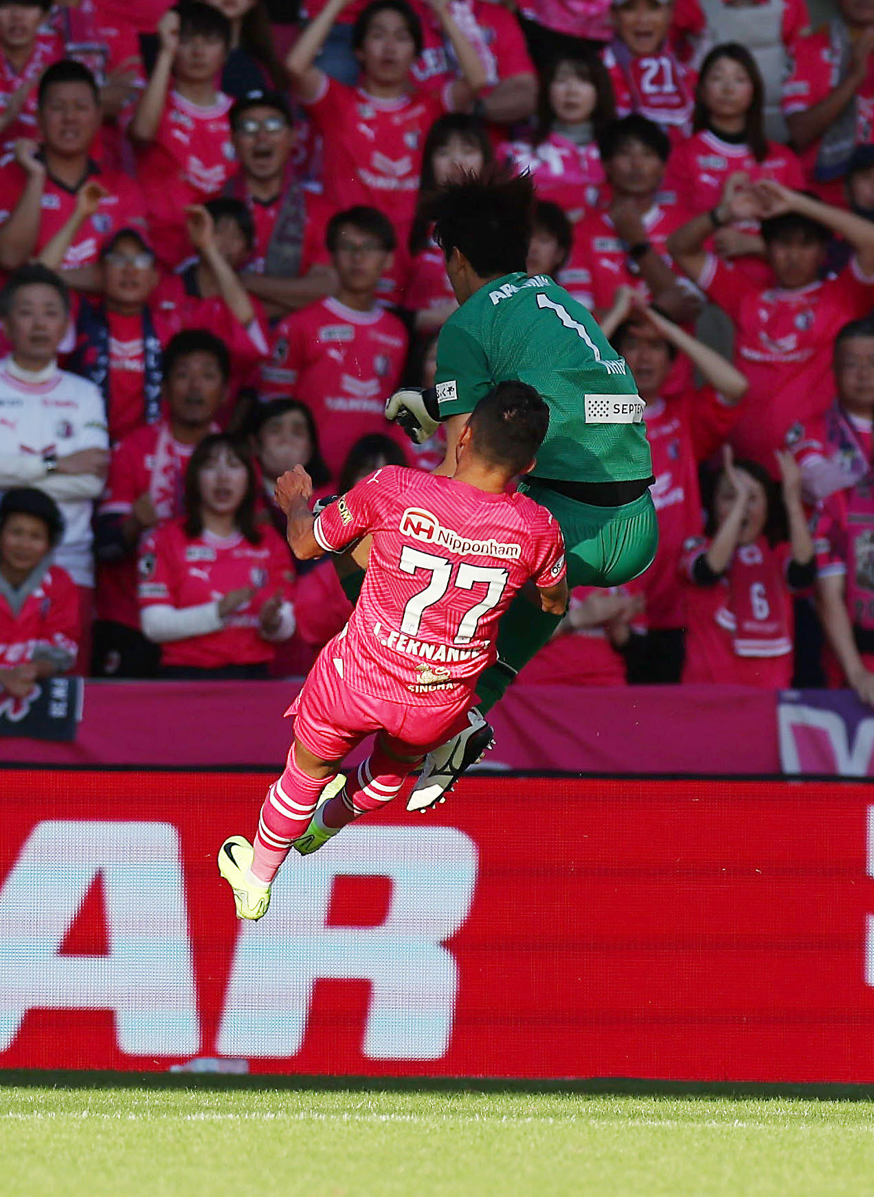 C大阪対福岡　前半、競り合いで激しく衝突するC大阪ルーカス・フェルナンデス（手前）と福岡GK永石（撮影・前田充）