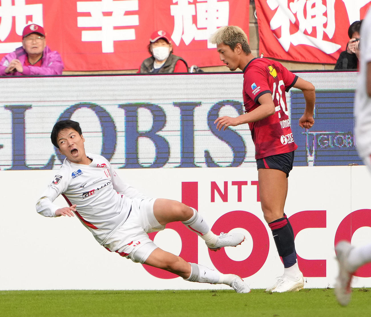 鹿島対名古屋　後半、ファウルを受けた鹿島鈴木（右）は名古屋椎橋を突き飛ばし退場となる（撮影・足立雅史）
