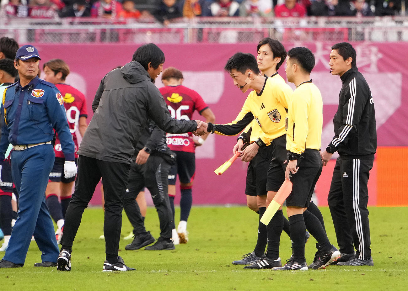 鹿島対名古屋　試合後、上田主審（右から3人目）と握手を交わす鹿島中後監督（撮影・足立雅史）