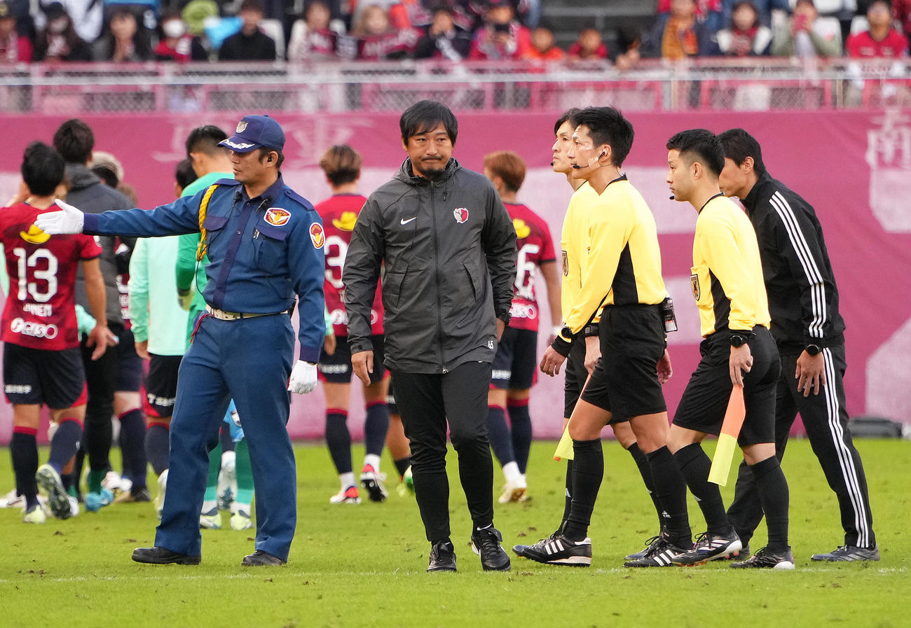 鹿島対名古屋　試合後、審判団と言葉を交わし引き揚げる鹿島中後監督（中央）（撮影・足立雅史）