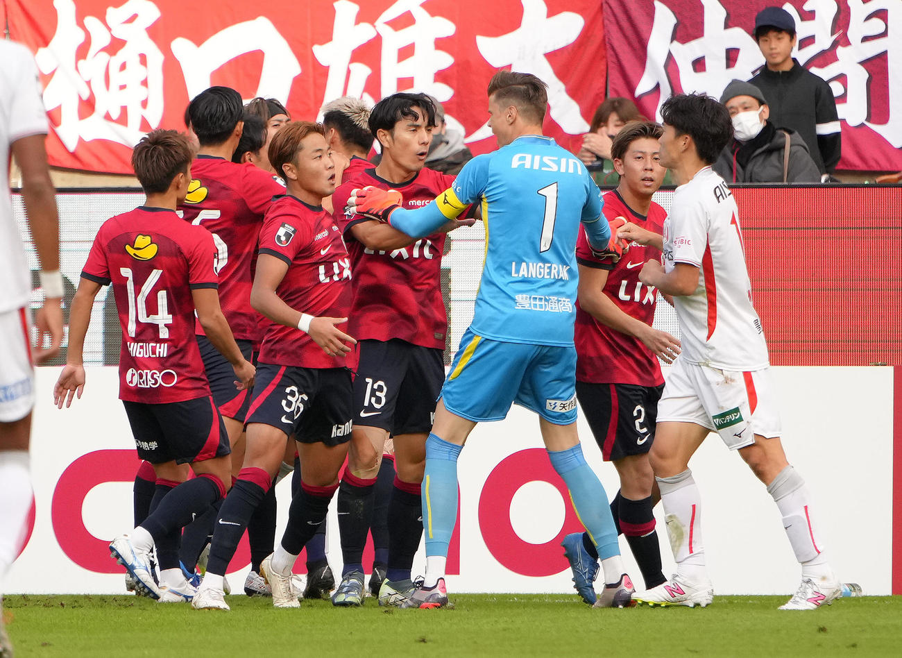 鹿島対名古屋　後半、名古屋椎橋と鹿島鈴木のプレーに対しもみ合いとなる両チーム（撮影・足立雅史）