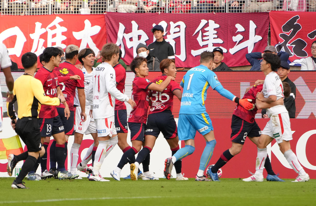 鹿島対名古屋　後半、名古屋椎橋と鹿島鈴木のプレーに対しもみ合いとなる両チーム（撮影・足立雅史）