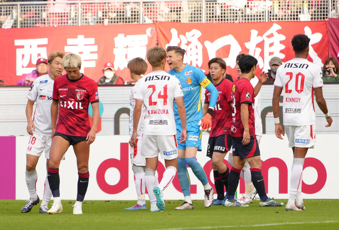 鹿島対名古屋　後半、名古屋椎橋と鹿島鈴木（左から2人目）のプレーに対しもみ合いとなる両チーム（撮影・足立雅史）