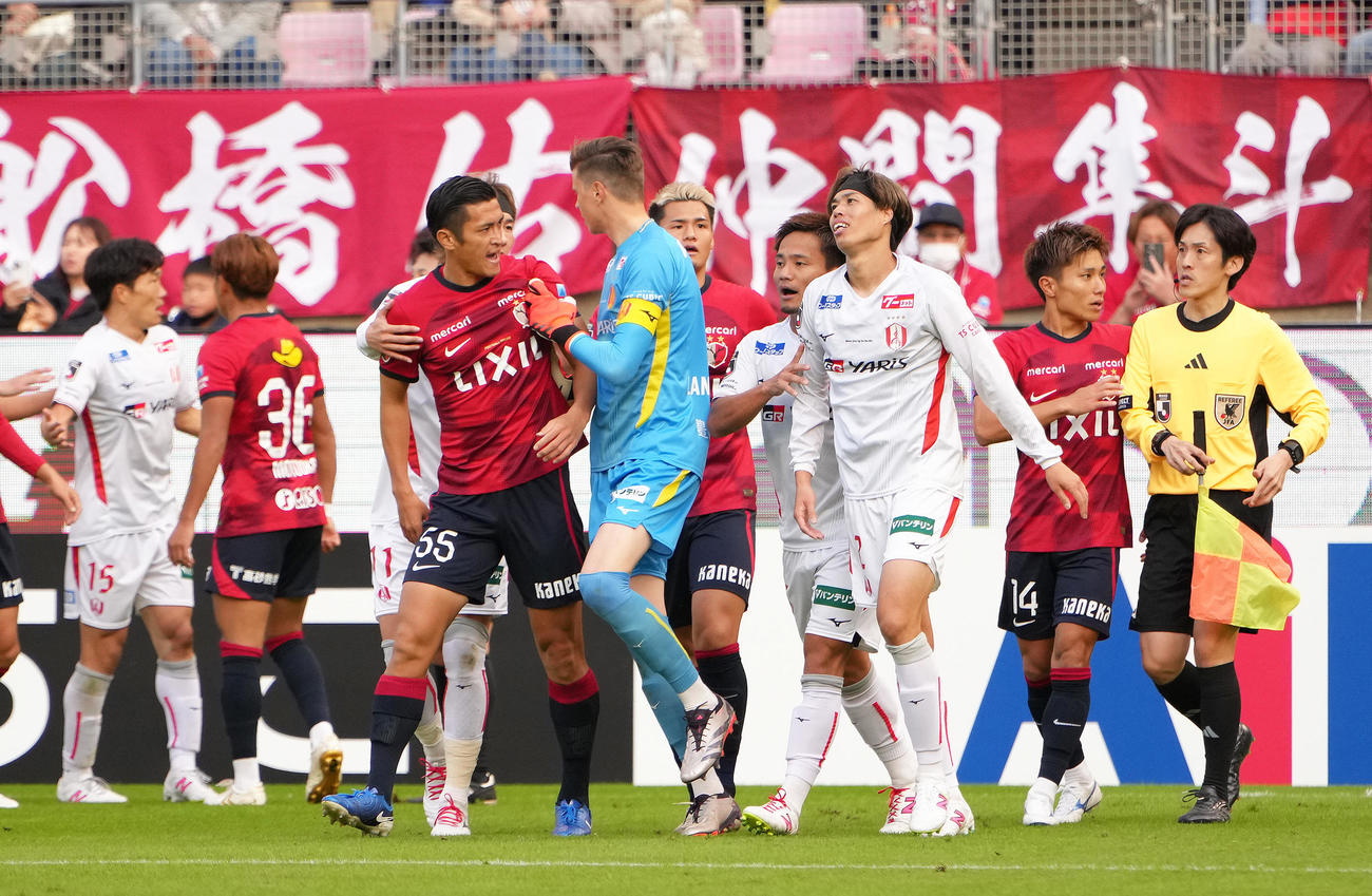 鹿島対名古屋　後半、名古屋椎橋と鹿島鈴木のプレーに対しもみ合いとなる植田（中央左）ら両チームの選手たち（撮影・足立雅史）