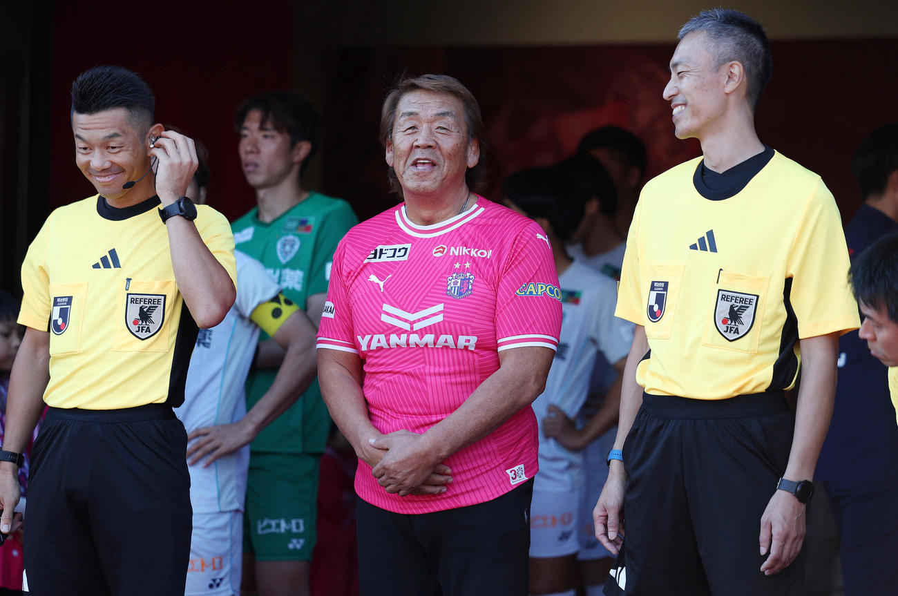C大阪対福岡　試合前、レフェリーエスコートを務めた長州力（中央）（撮影・前田充）
