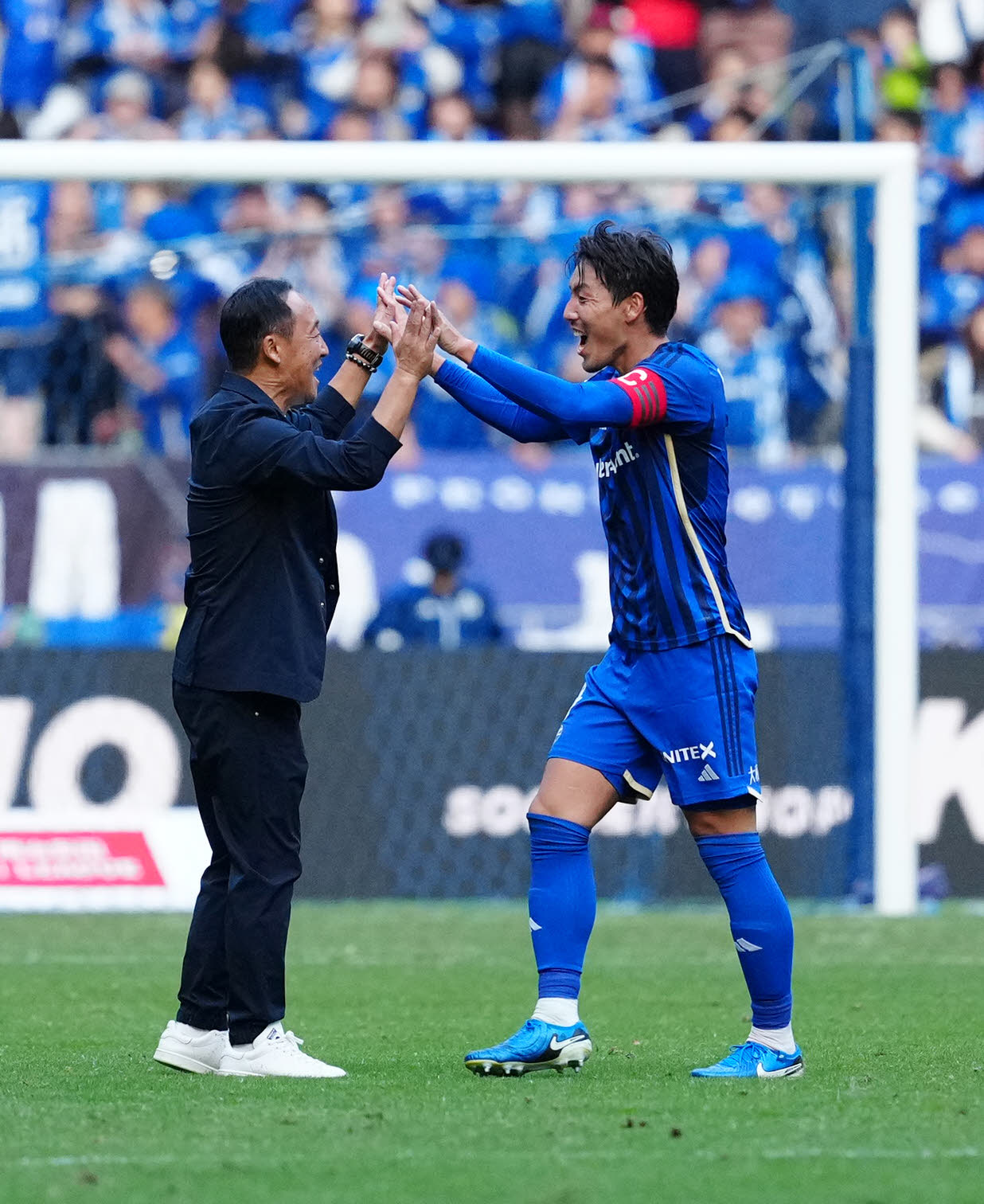 町田対東京　試合後、タッチを交わす町田黒田監督（左）と昌子（撮影・江口和貴）