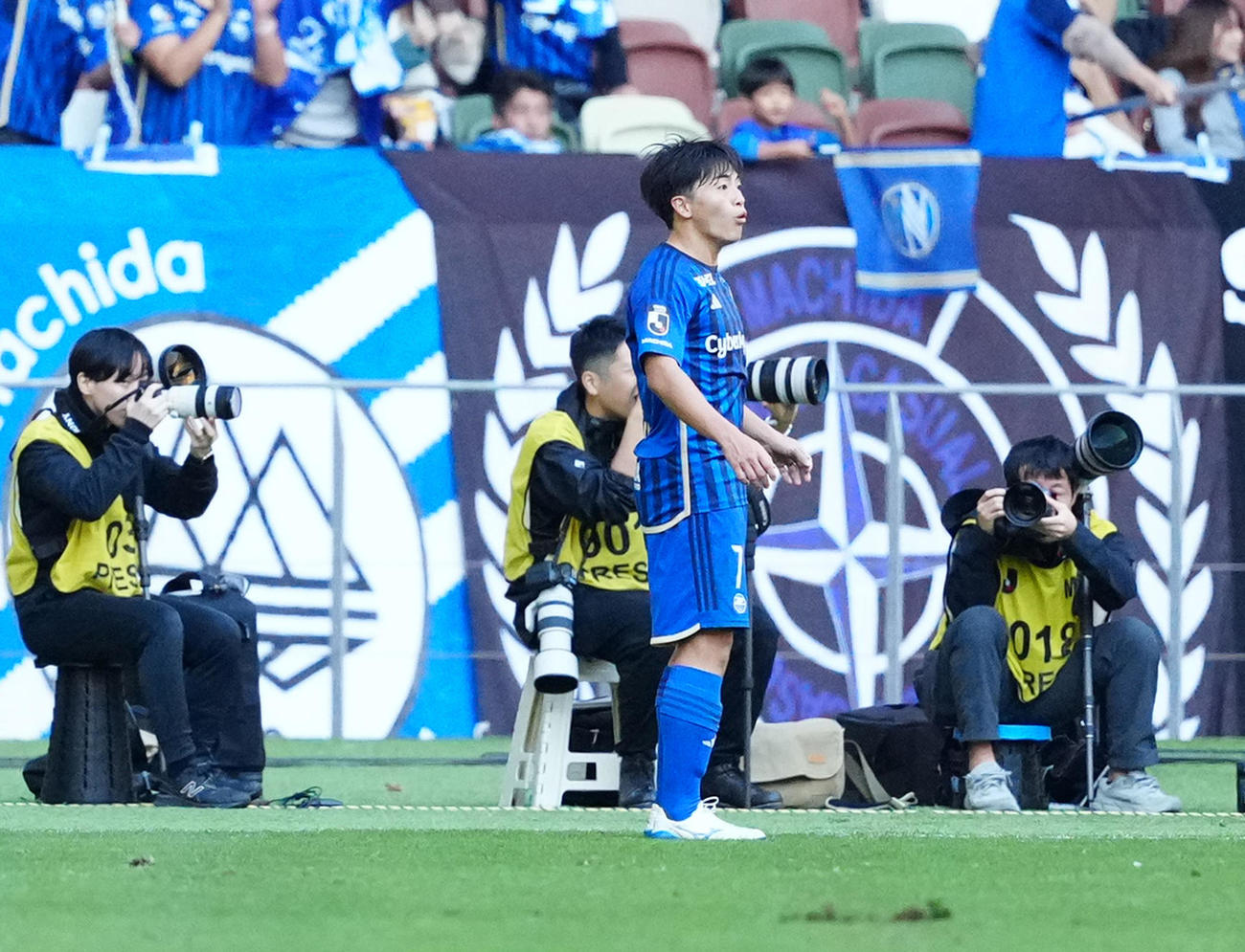 町田対東京　後半、CKで直接ゴールを決め、驚く町田相馬（撮影・江口和貴）