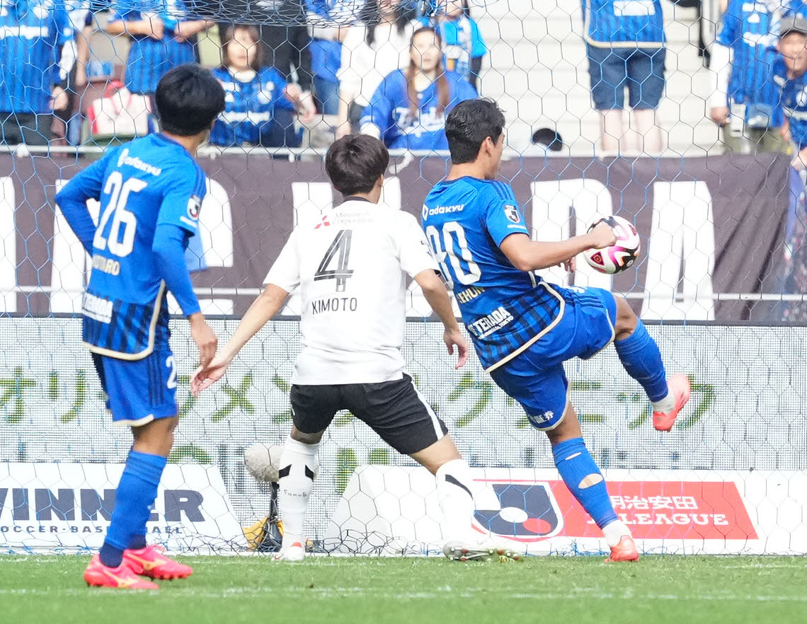 町田対東京　後半、ゴールを決める町田オ・セフン（右）（撮影・江口和貴）