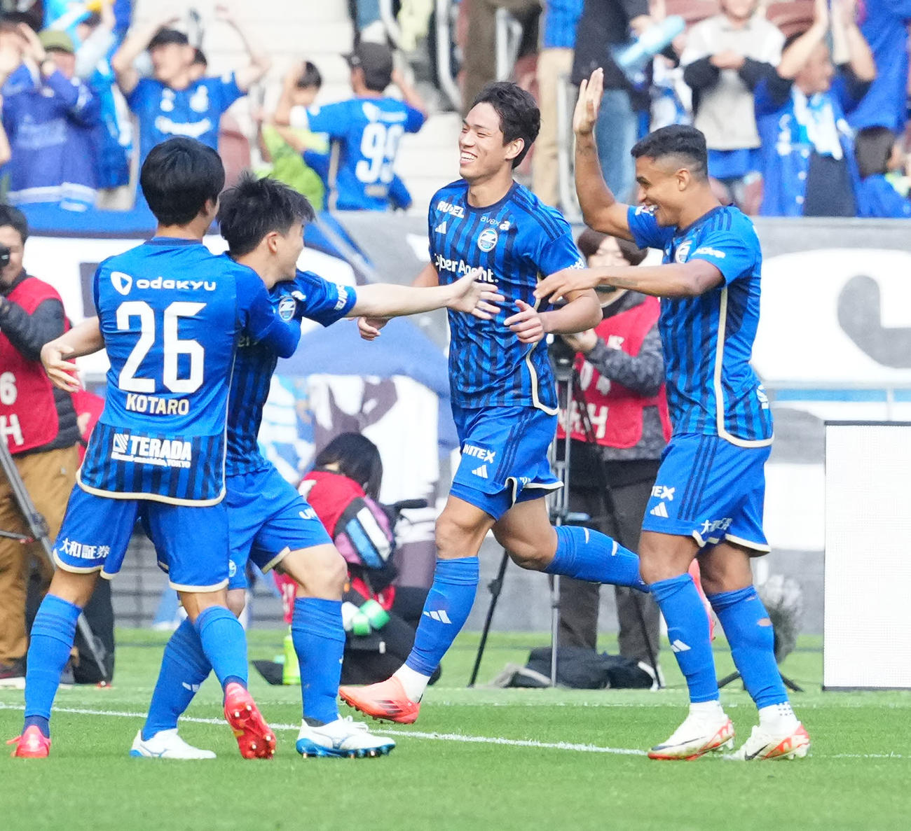 町田対東京　後半、ゴールを決め笑顔を見せる町田オ・セフン（後方）（撮影・江口和貴）