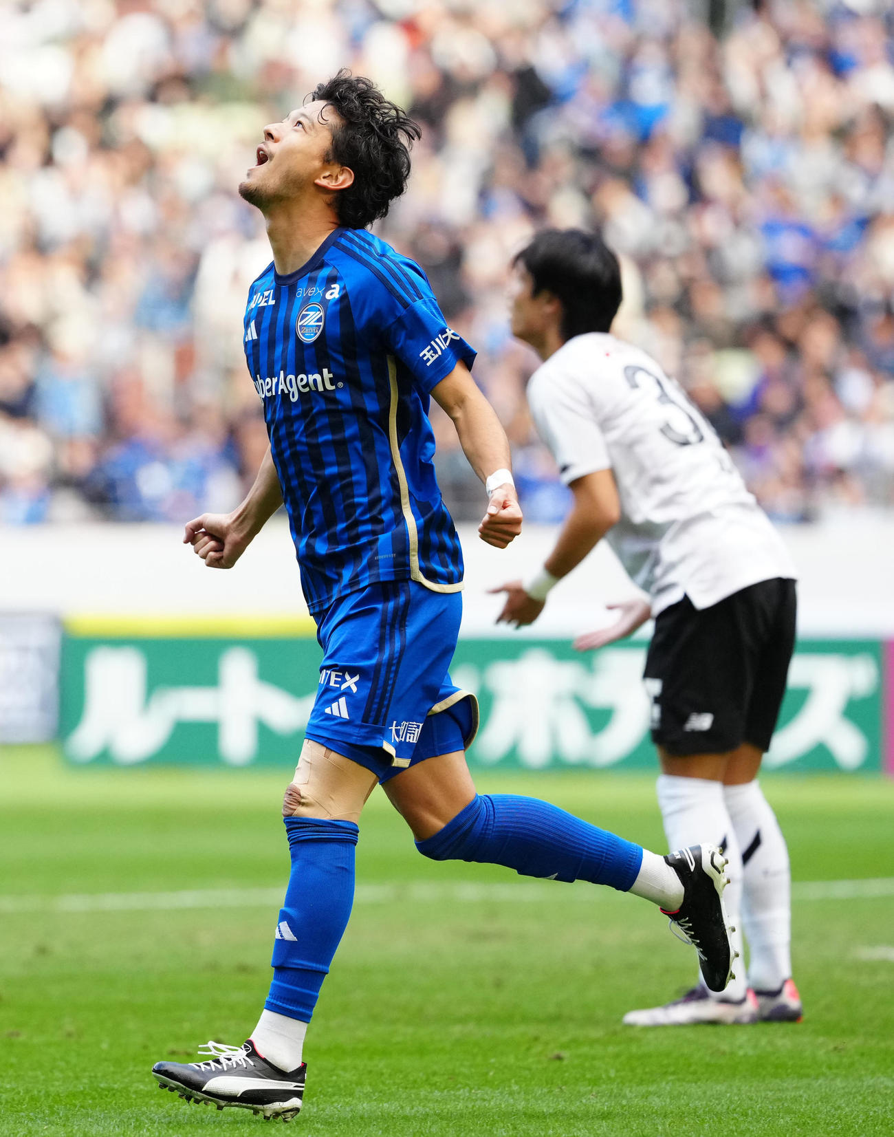 町田対東京　前半、先制ゴールを決め喜ぶ町田白崎（撮影・江口和貴）