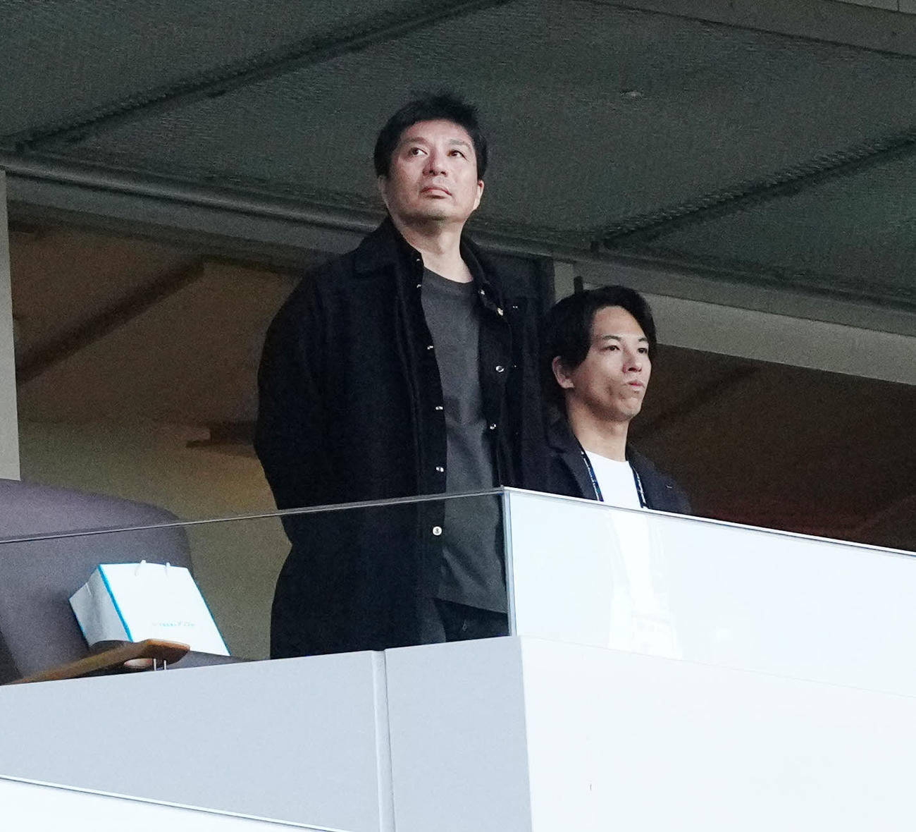 町田対東京　後半、スタンドから試合を見つめる町田藤田社長（左）（撮影・江口和貴）