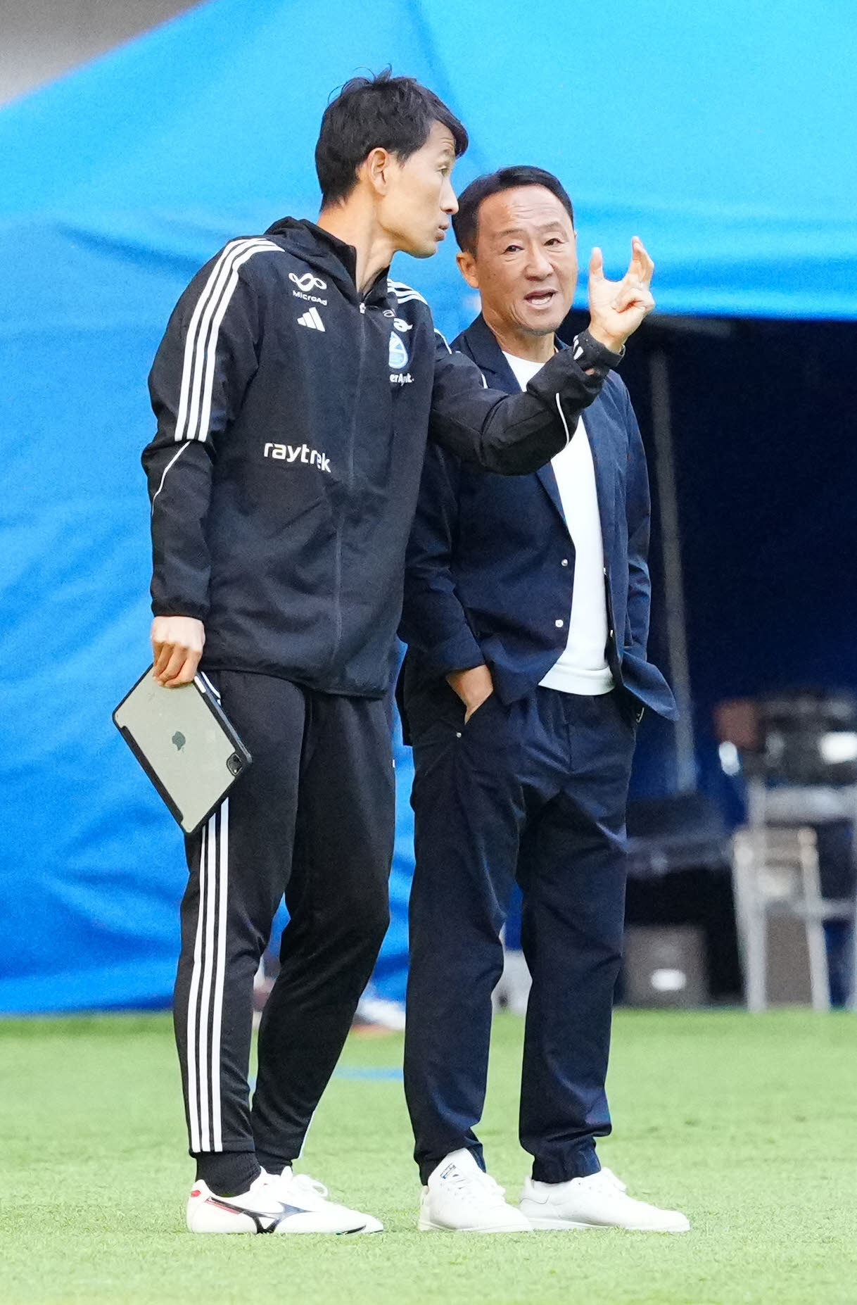 町田対東京　前半、言葉を交わす町田黒田監督（右）と金ヘッドコーチ（撮影・江口和貴）