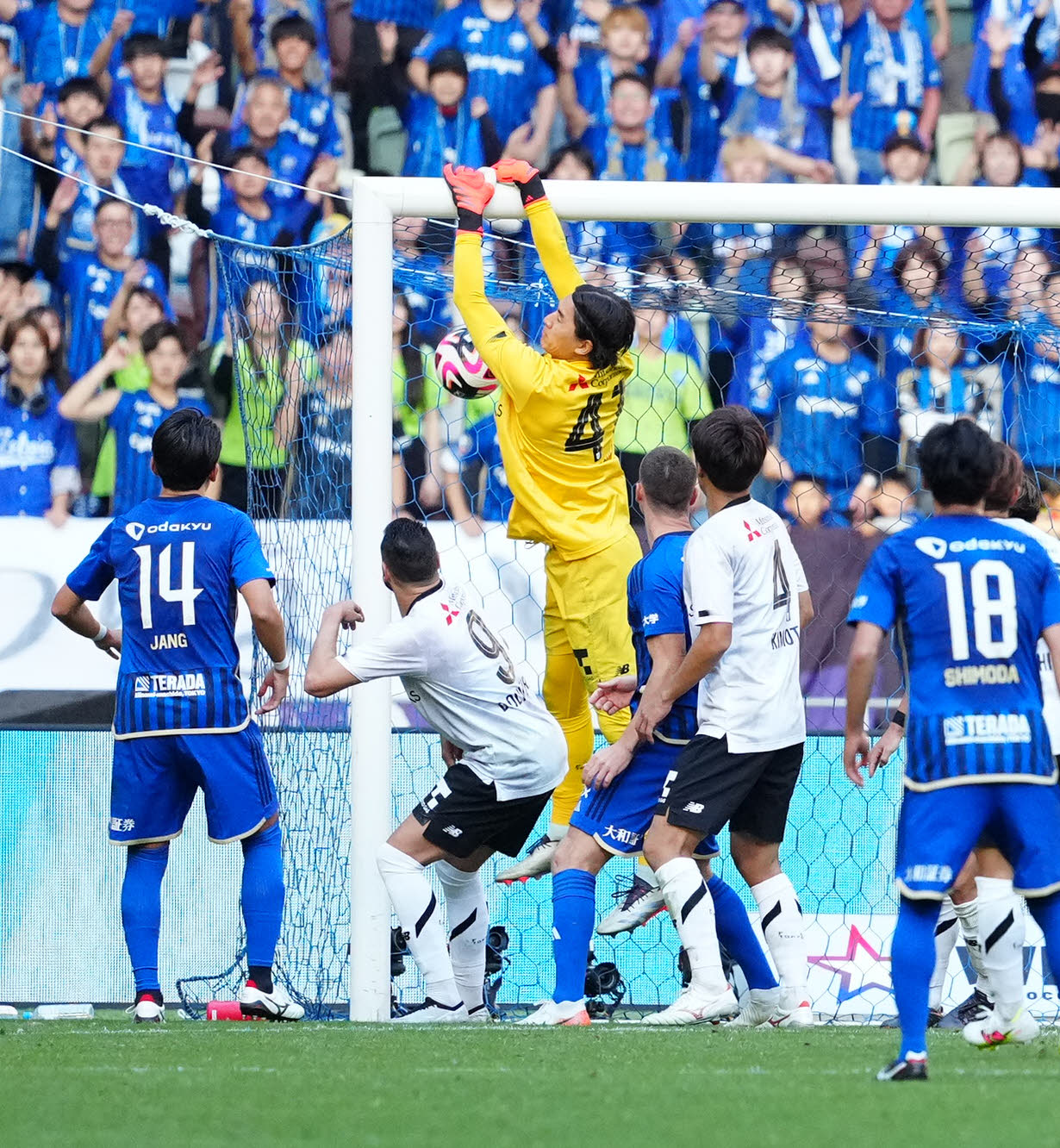 町田対東京　後半、町田相馬がCKで直接ゴールを決めた。中央は東京GK野沢大（撮影・江口和貴）