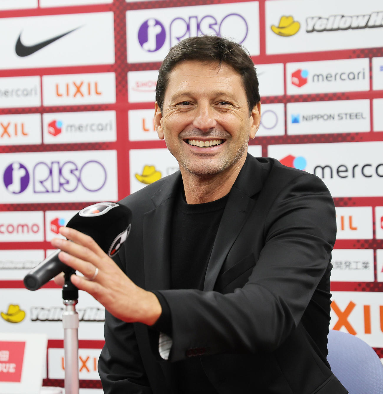 試合後、取材に応じ笑顔を見せるレオナルド氏（撮影・足立雅史）