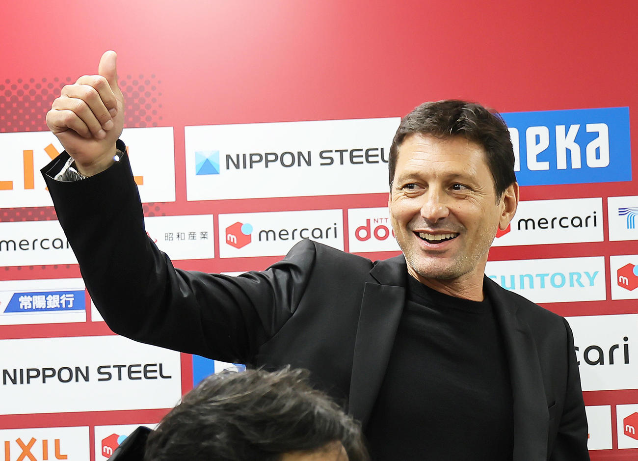 試合後、取材に応じたレオナルド氏は笑顔で会見場を後にする（撮影・足立雅史）