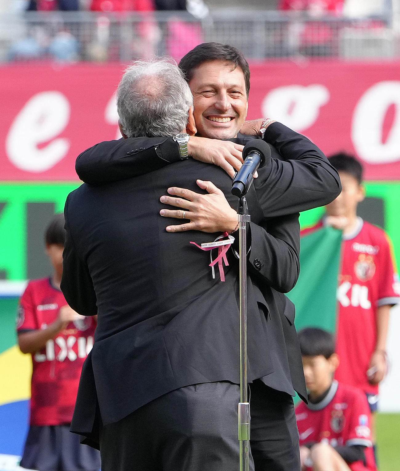 試合前、引退30周年セレモニーに臨んだジーコCA（手前）はレオナルド氏と抱き合う（撮影・足立雅史）