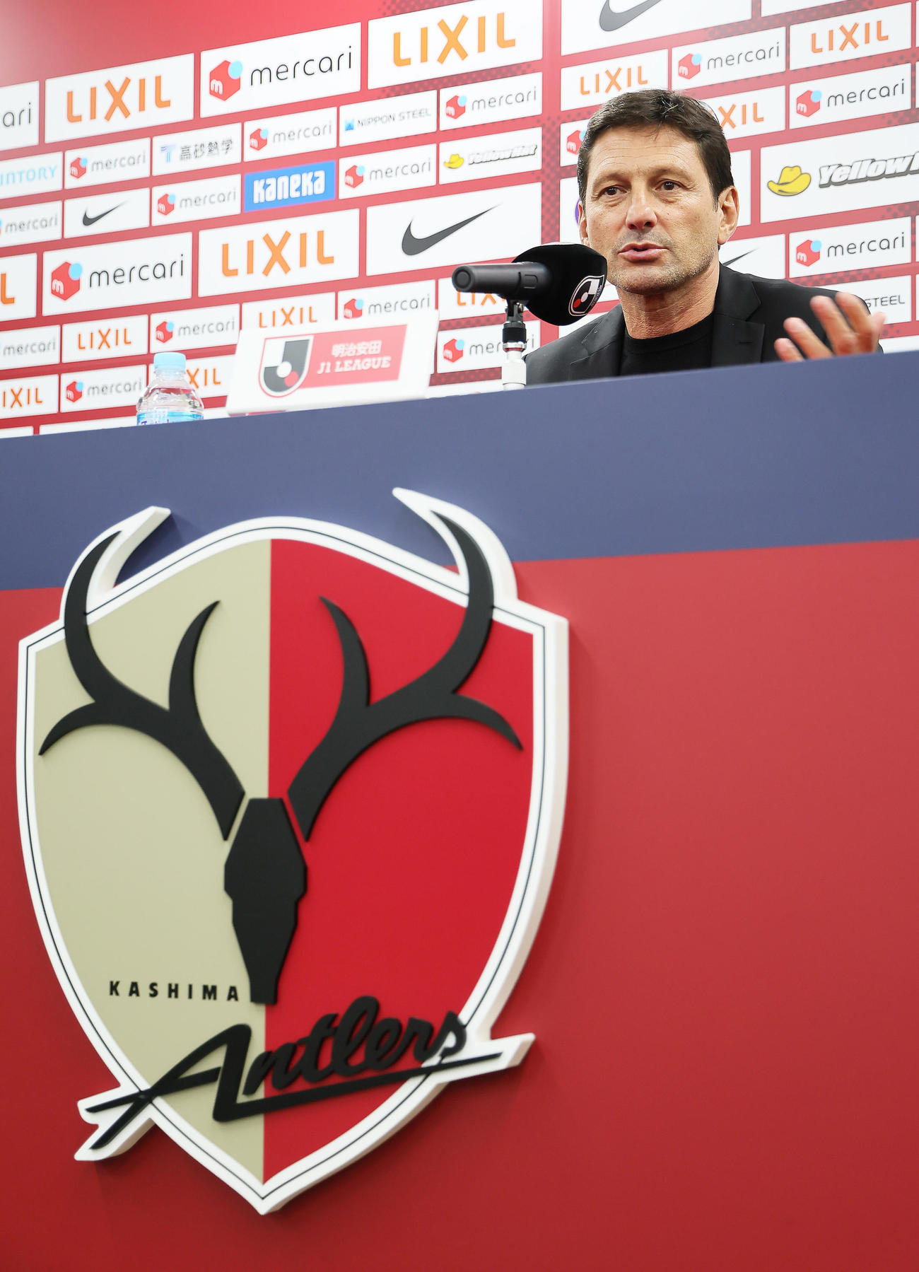 試合後、取材に応じ、鹿島へのメッセージを送るレオナルド氏（撮影・足立雅史）
