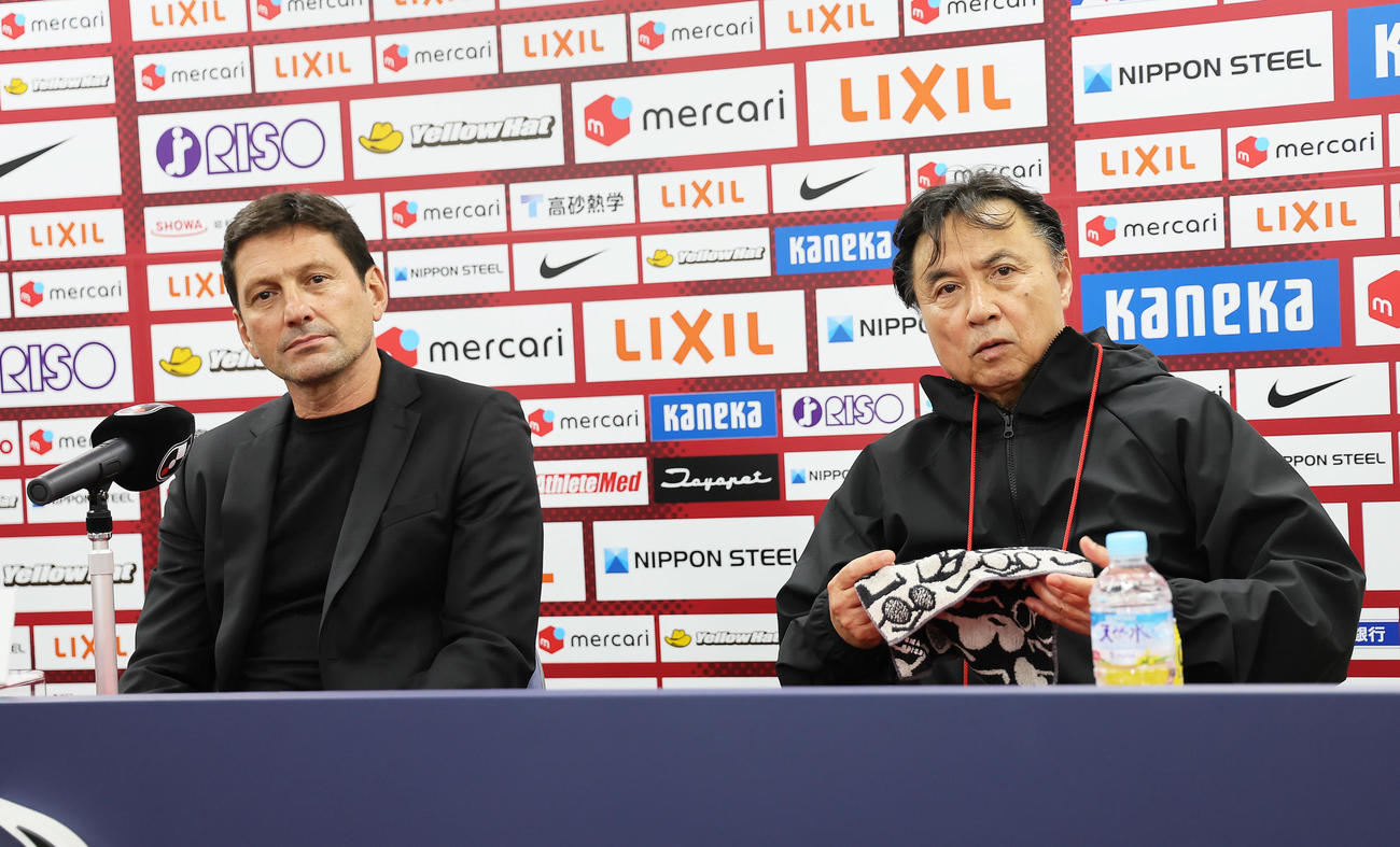 試合後、取材に応じたレオナルド氏（左）と通訳の鈴木氏（撮影・足立雅史）