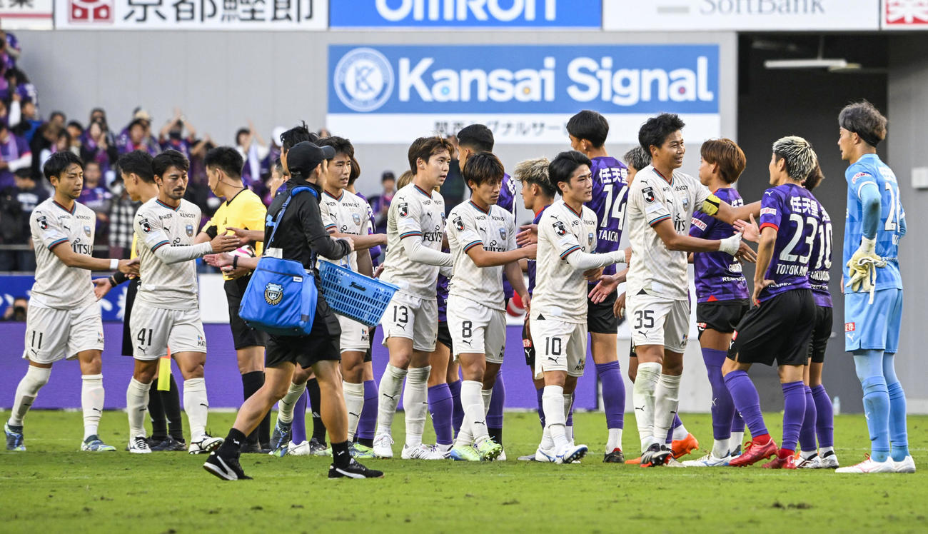 京都と引き分け、健闘をたたえ合う川崎Fイレブン（共同）