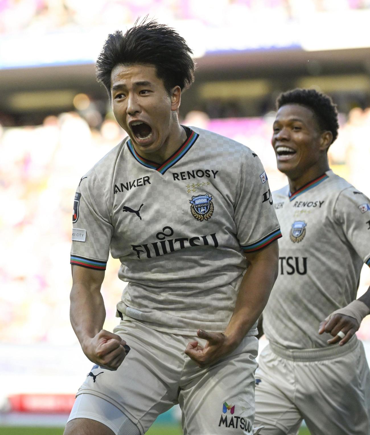 後半、先制ゴールを決め、ガッツポーズする川崎F山田（共同）