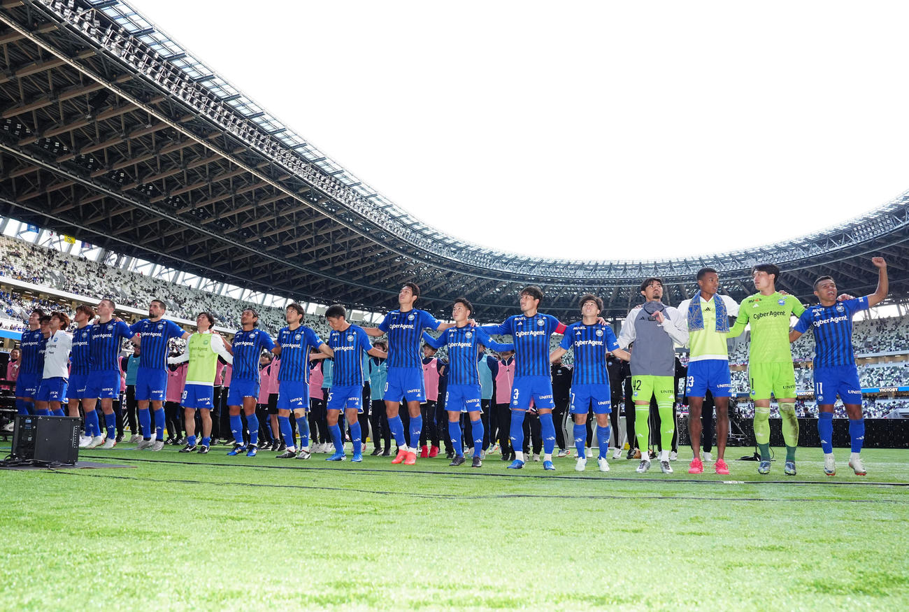 町田対東京　試合後、サポーターと勝利を喜ぶ町田の選手たち（撮影・江口和貴）