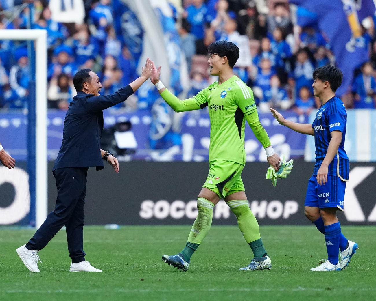 町田対東京　試合後、町田黒田監督（左）とタッチを交わすGK谷。右は相馬（撮影・江口和貴）