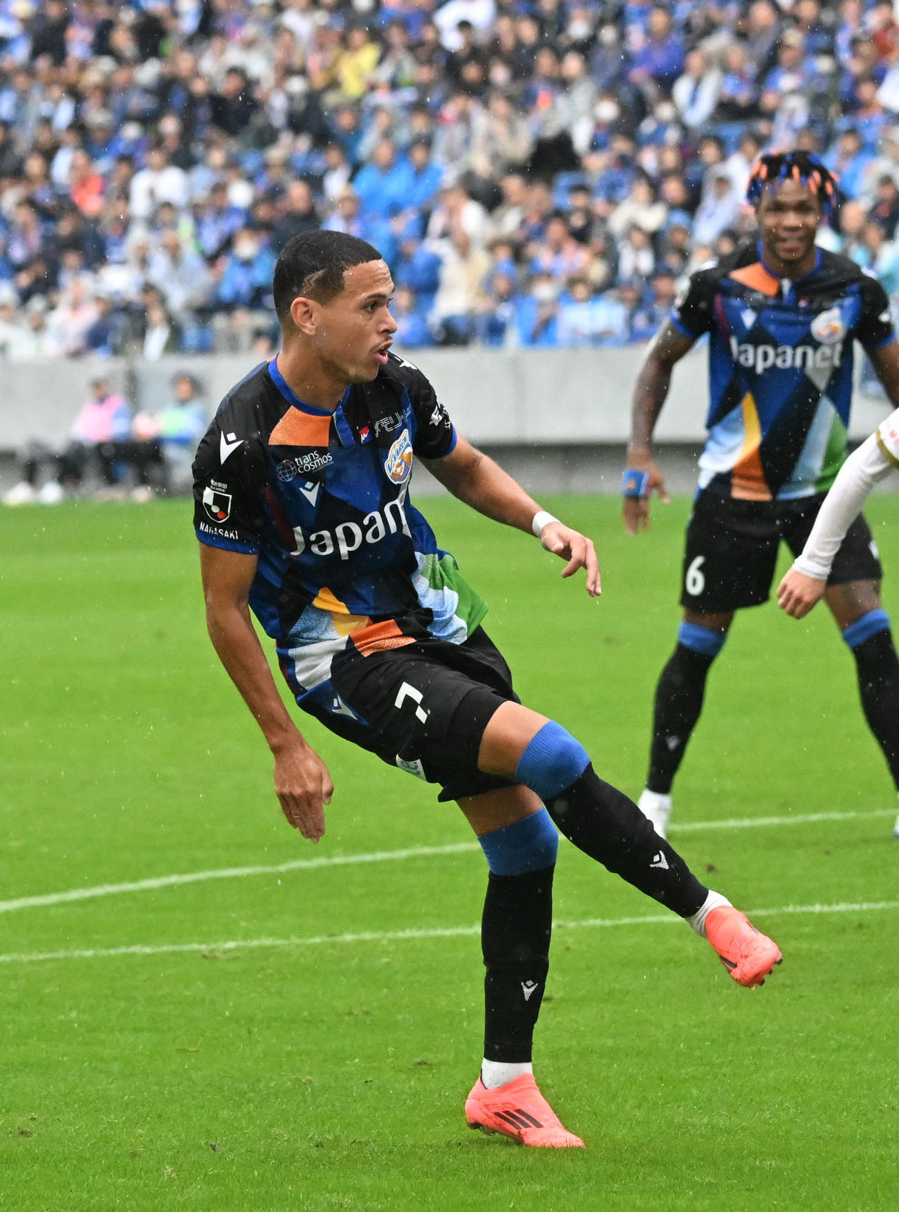 長崎対愛媛　前半46分　長崎ギリェルメは右足でゴールを決める（撮影・林敢治）