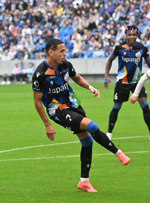 長崎対愛媛　前半46分　長崎ギリェルメは右足でゴールを決める（撮影・林敢治）