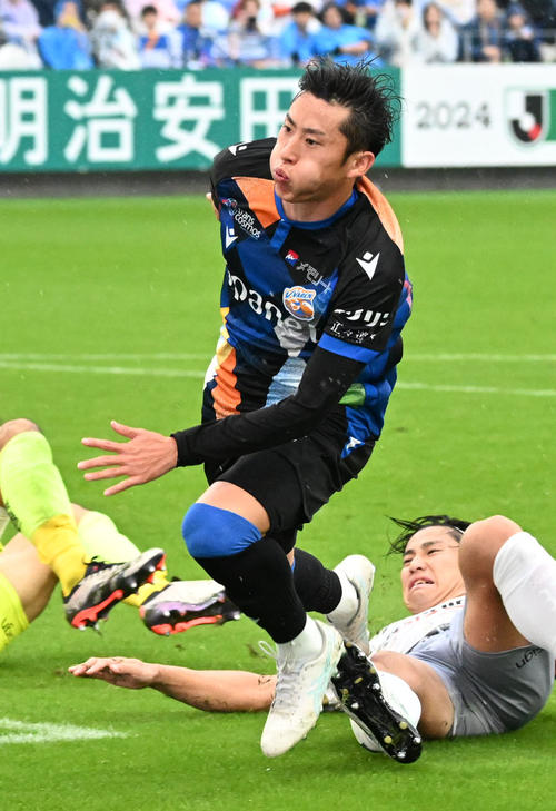 長崎対愛媛　後半30分　長崎松澤は追加点を得る（撮影・林敢治）