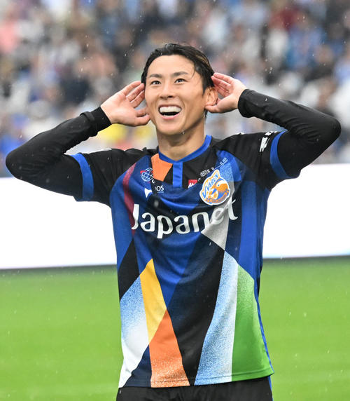 長崎対愛媛　後半30分　長崎松澤は追加点を得る（撮影・林敢治）