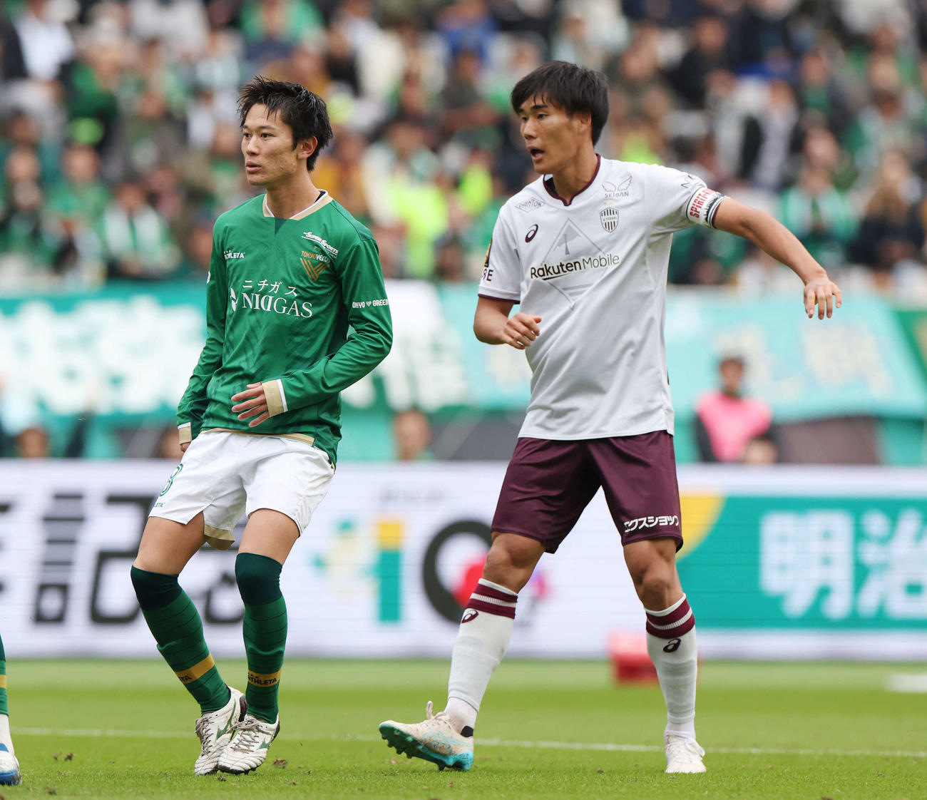 東京V対神戸　前半、ゴールを決める神戸山川（右）（撮影・宮地輝）