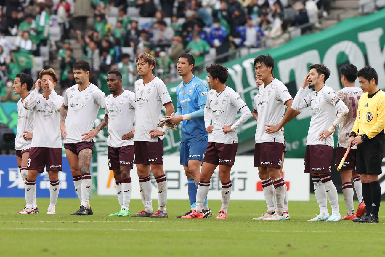 東京V対神戸　引き分けに終わり悔しい表情を見せる神戸の選手たち（撮影・宮地輝）