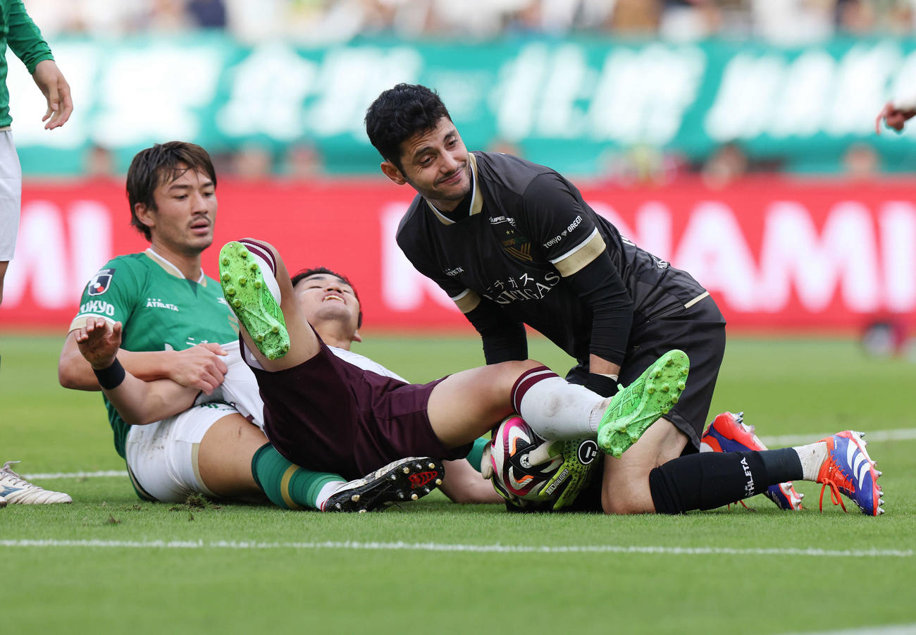 東京V対神戸　後半、神戸佐々木（中央）のシュートを止めボールを奪う東京VのGKマテウス（右）（撮影・宮地輝）