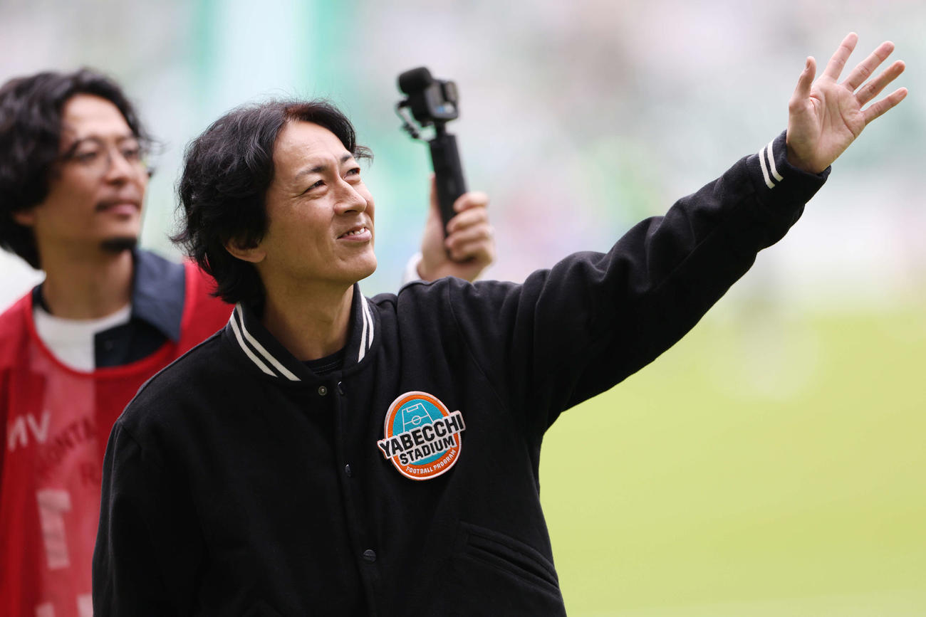 東京V対神戸　試合前、笑顔でサポーターに手を振るナインティナイン矢部浩之（撮影・宮地輝）