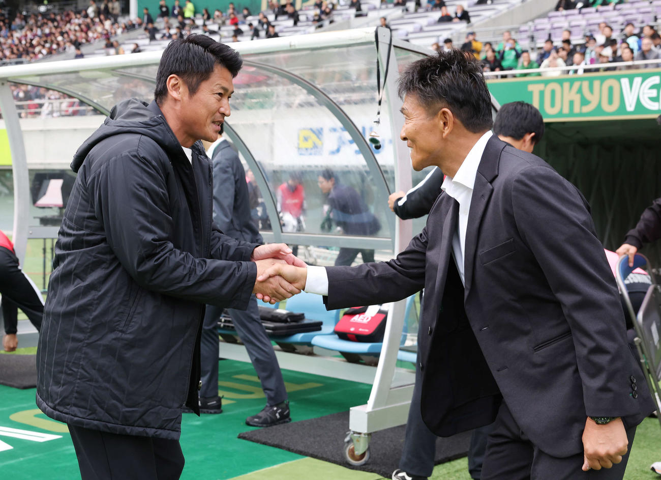 東京V対神戸　試合前、東京V城福監督（右）と握手する神戸吉田監督（撮影・宮地輝）