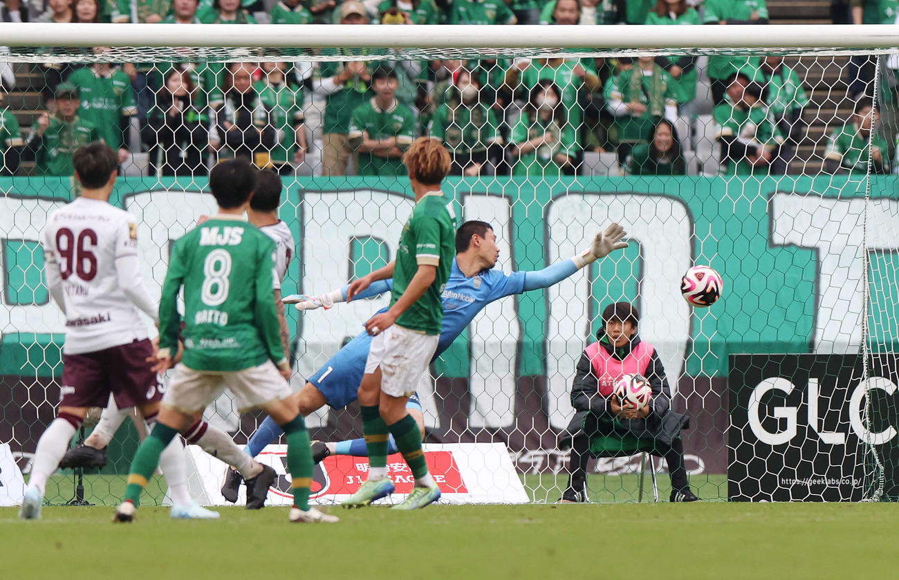 東京V対神戸　後半、オウンゴールで失点する神戸GK前川（右）（撮影・宮地輝）