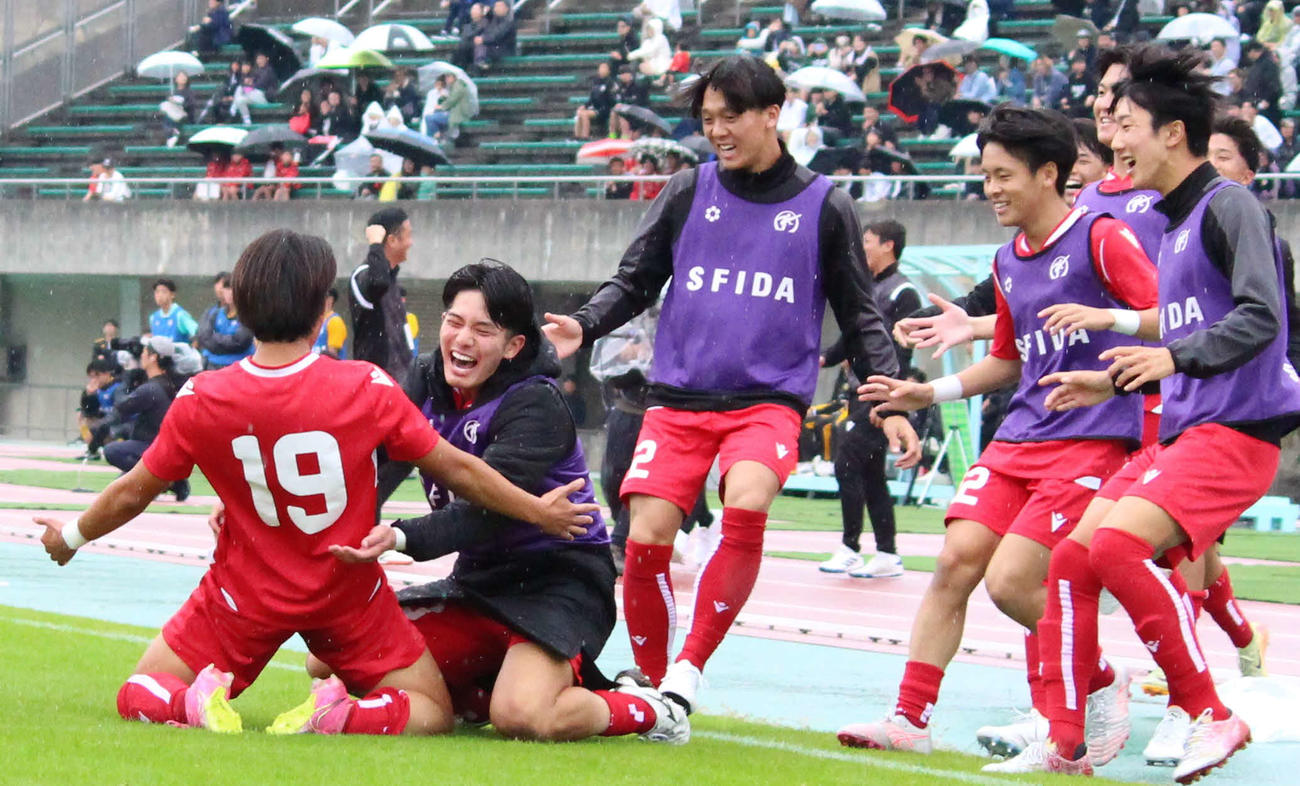 東福岡対東海大福岡　後半ロスタイム2分、2点目を奪ったFW山口倫生（左端）と歓喜する東福岡の選手たち（撮影・菊川光一）