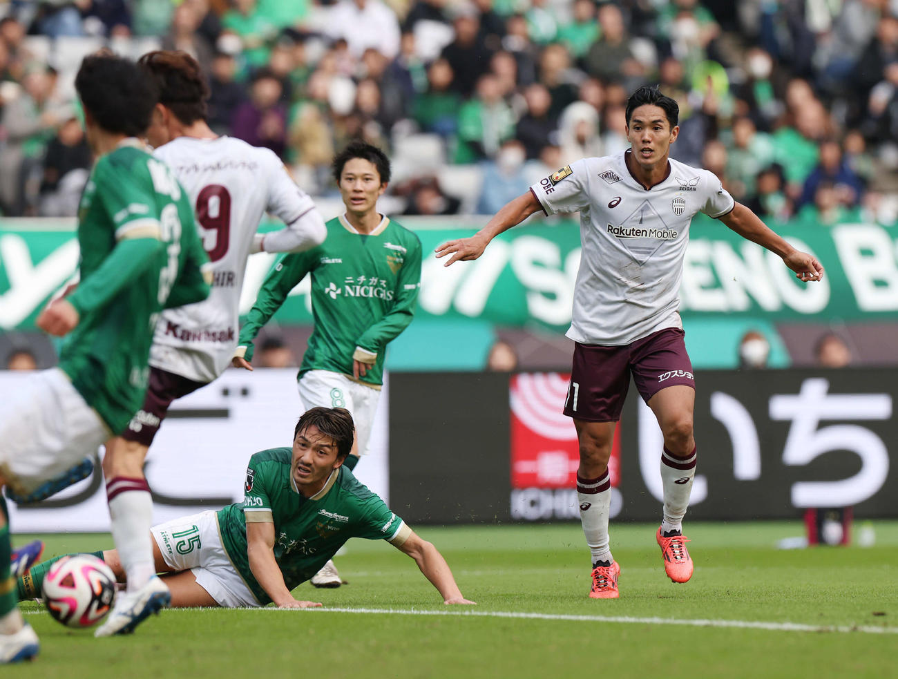 東京V対神戸　前半、シュートを放つ神戸武藤（右）（撮影・宮地輝）