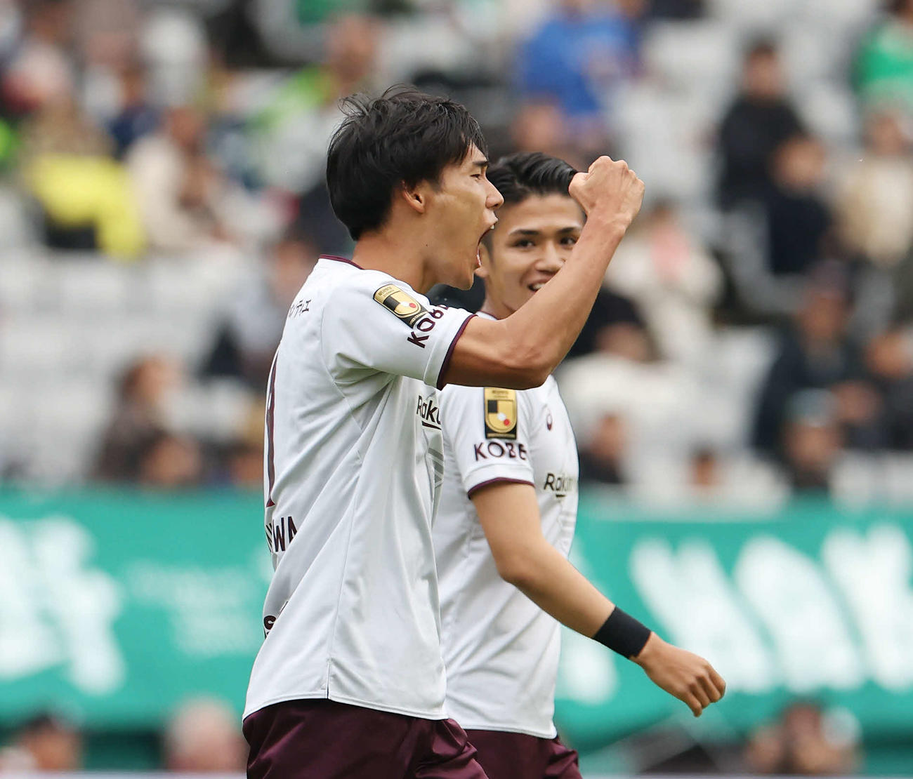 東京V対神戸　前半、ゴールを決めガッツポーズする神戸山川（撮影・宮地輝）