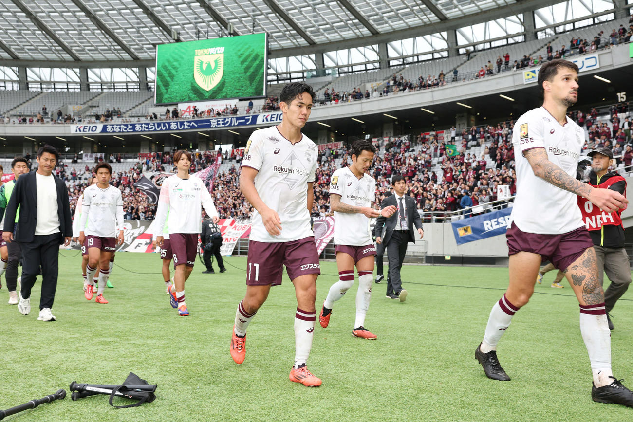 東京V対神戸　引き分けに終わり悔しい表情で引き揚げる神戸武藤（右から3人目）ら（撮影・宮地輝）
