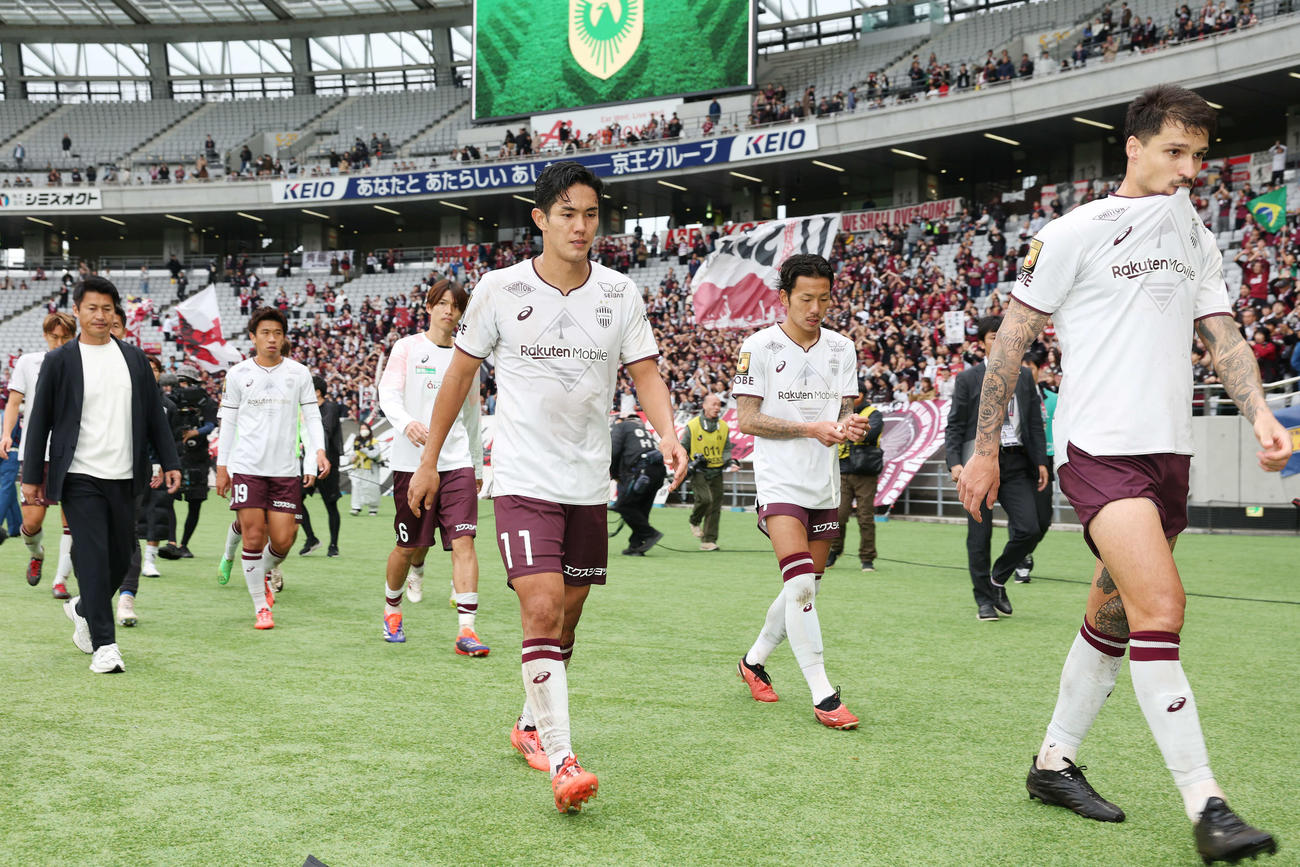 東京V対神戸　引き分けに終わり悔しい表情で引き揚げる神戸武藤（右から3人目）ら（撮影・宮地輝）