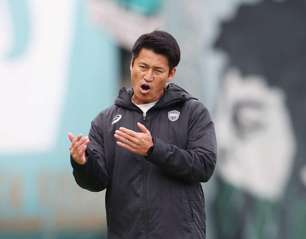 東京V対神戸　後半、身ぶり手ぶり伝える神戸吉田監督（撮影・宮地輝）
