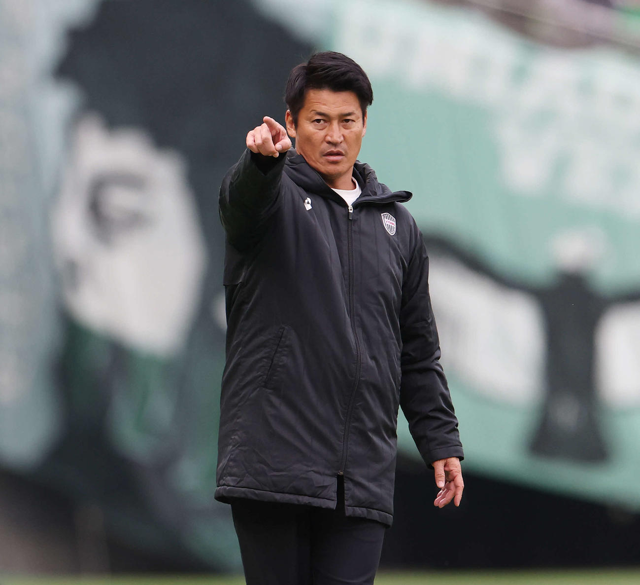 東京V対神戸　後半、指示を出す神戸吉田監督（撮影・宮地輝）