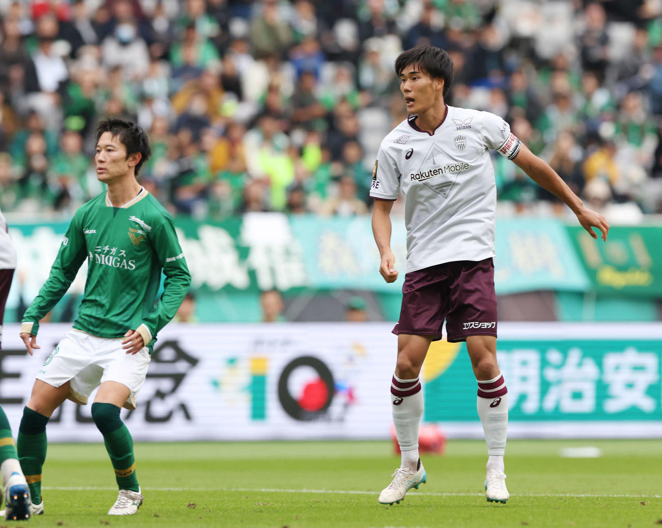 東京V対神戸　前半、ゴールを決める神戸山川（右）（撮影・宮地輝）