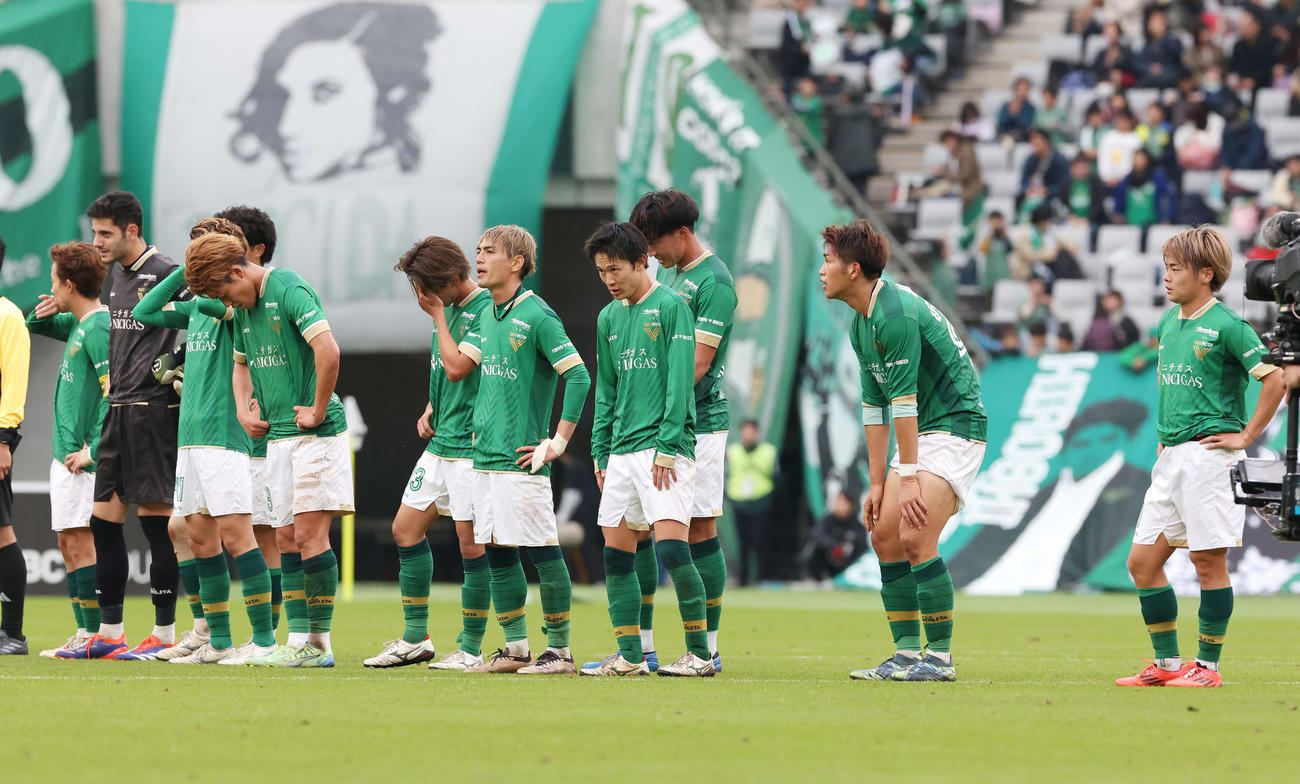 東京V対神戸　同点に追いつき引き分けた東京Vの選手たち（撮影・宮地輝）