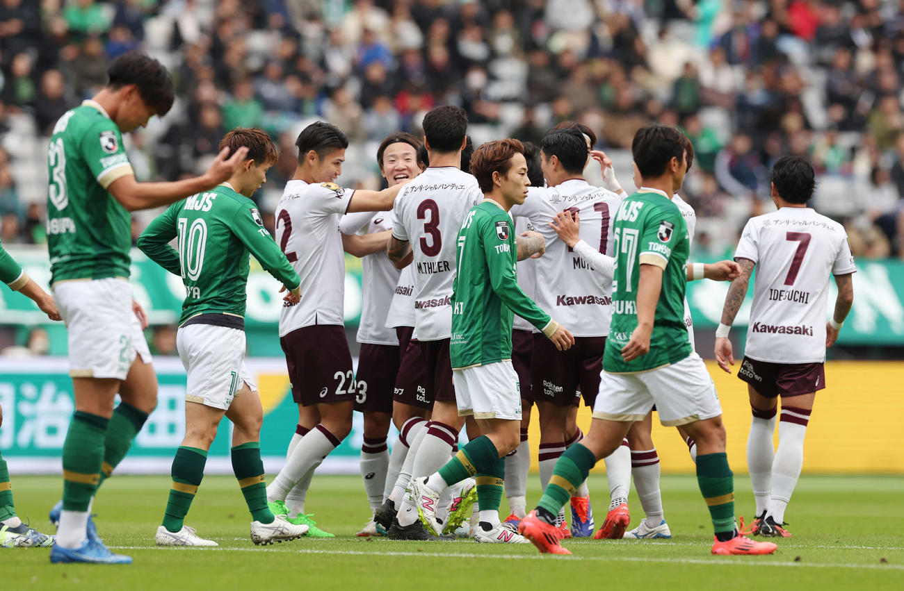 東京V対神戸　前半、先制点を許し厳しい表情の東京V森田（手前右から2人目）ら選手たち（撮影・宮地輝）