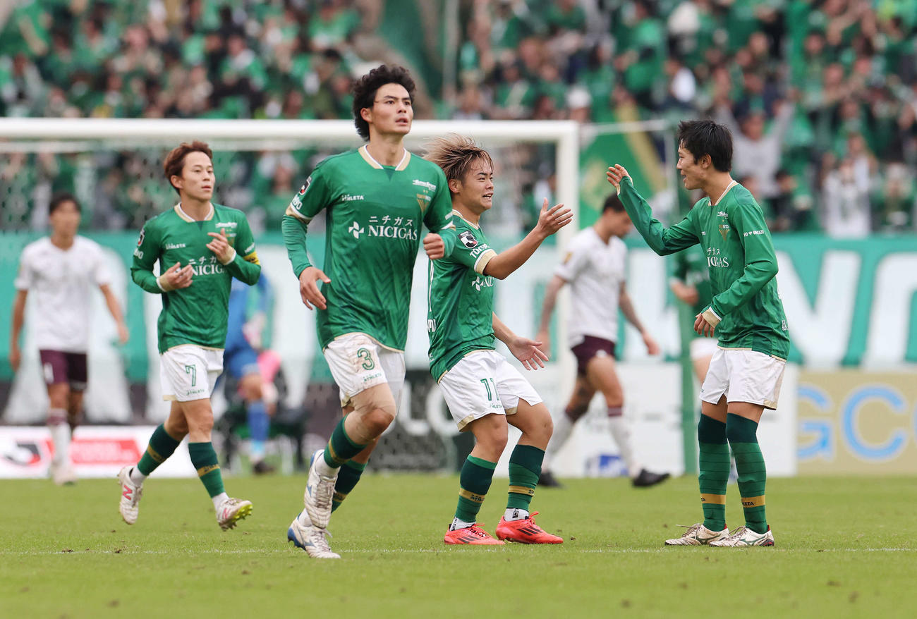 東京V対神戸　後半、自身のキックから同点のオウンゴールが決まり喜ぶ東京V山見（中央右）（撮影・宮地輝）